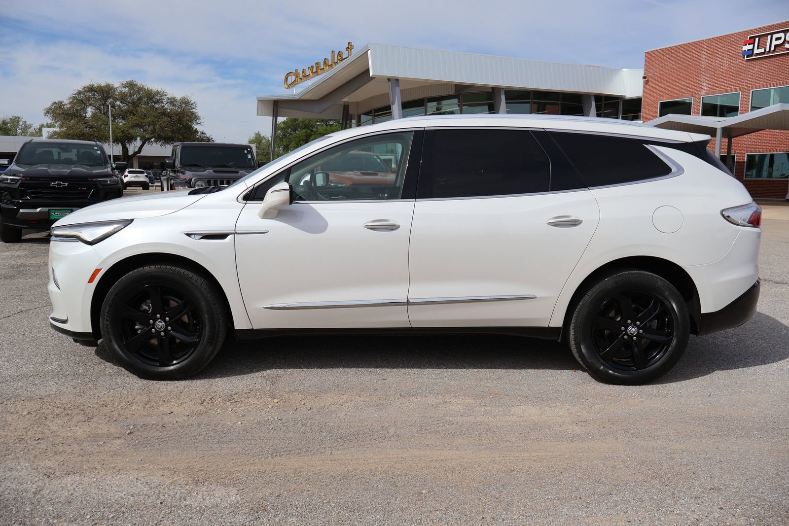 Used 2023 Buick Enclave Essence w/ Sport Touring Edition FWD image 2