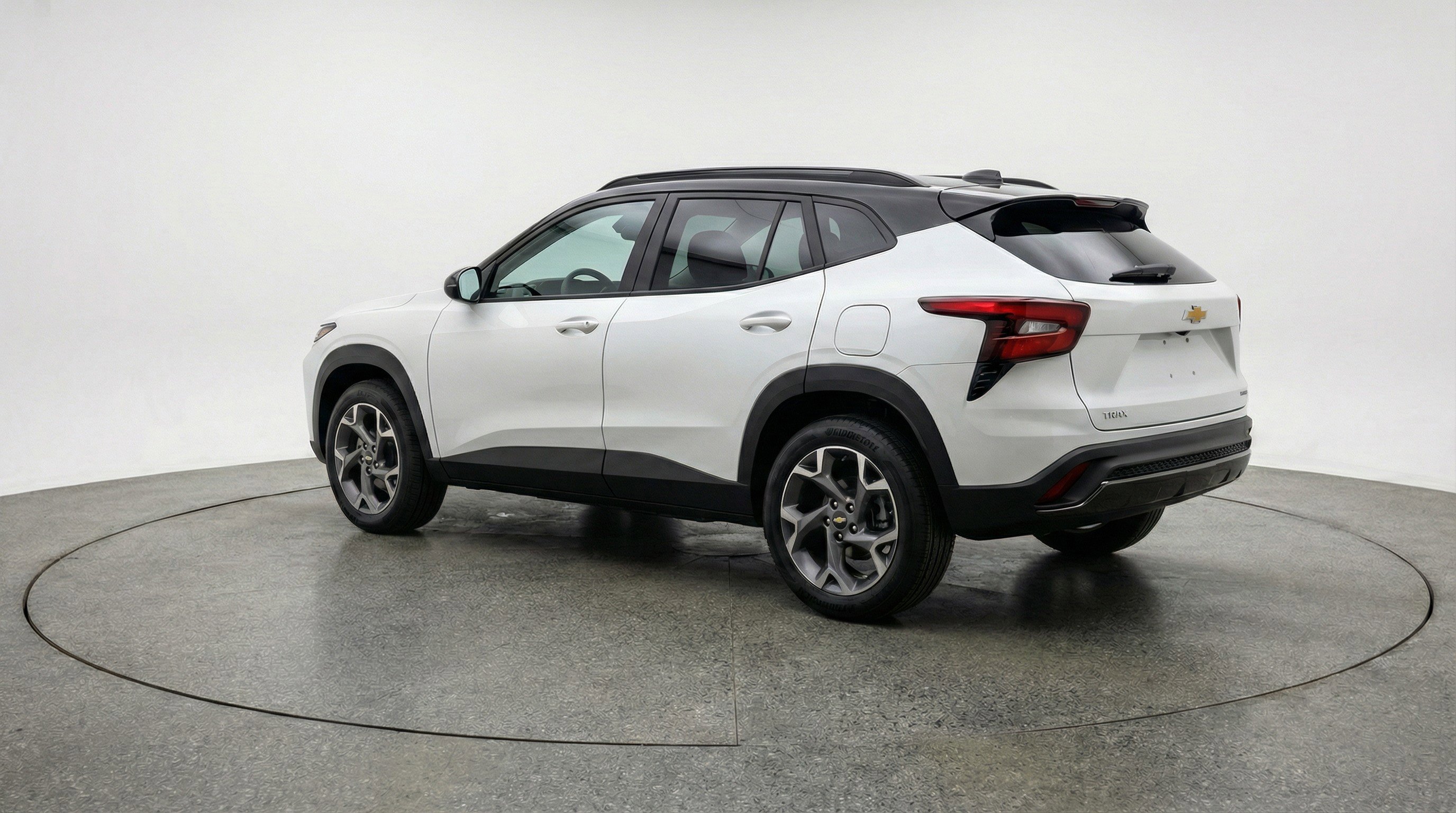 Used 2025 Chevrolet Trax LT FWD image 6
