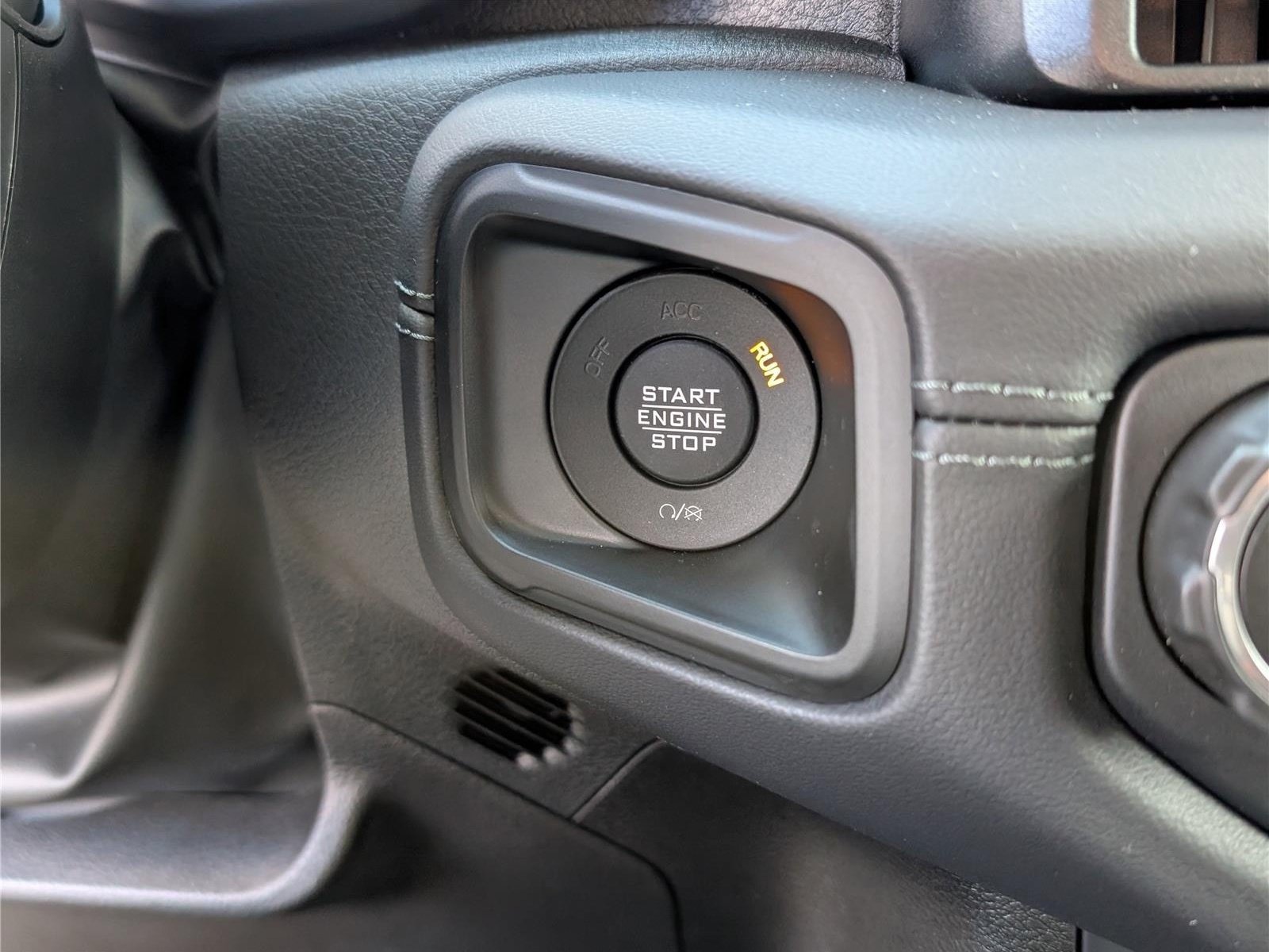 New 2025 Jeep Wrangler Unlimited Sahara w/ Safety Group AWD/4WD image 19