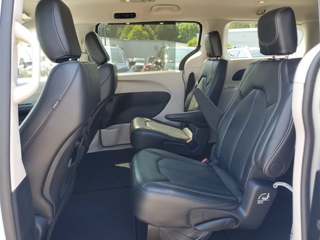 Used 2024 Chrysler Pacifica Touring-L AWD/4WD image 13