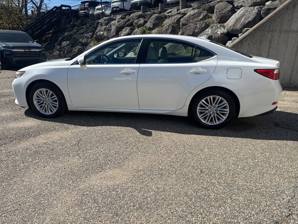 Used 2014 Lexus ES 350 w/ Luxury Package FWD image 2