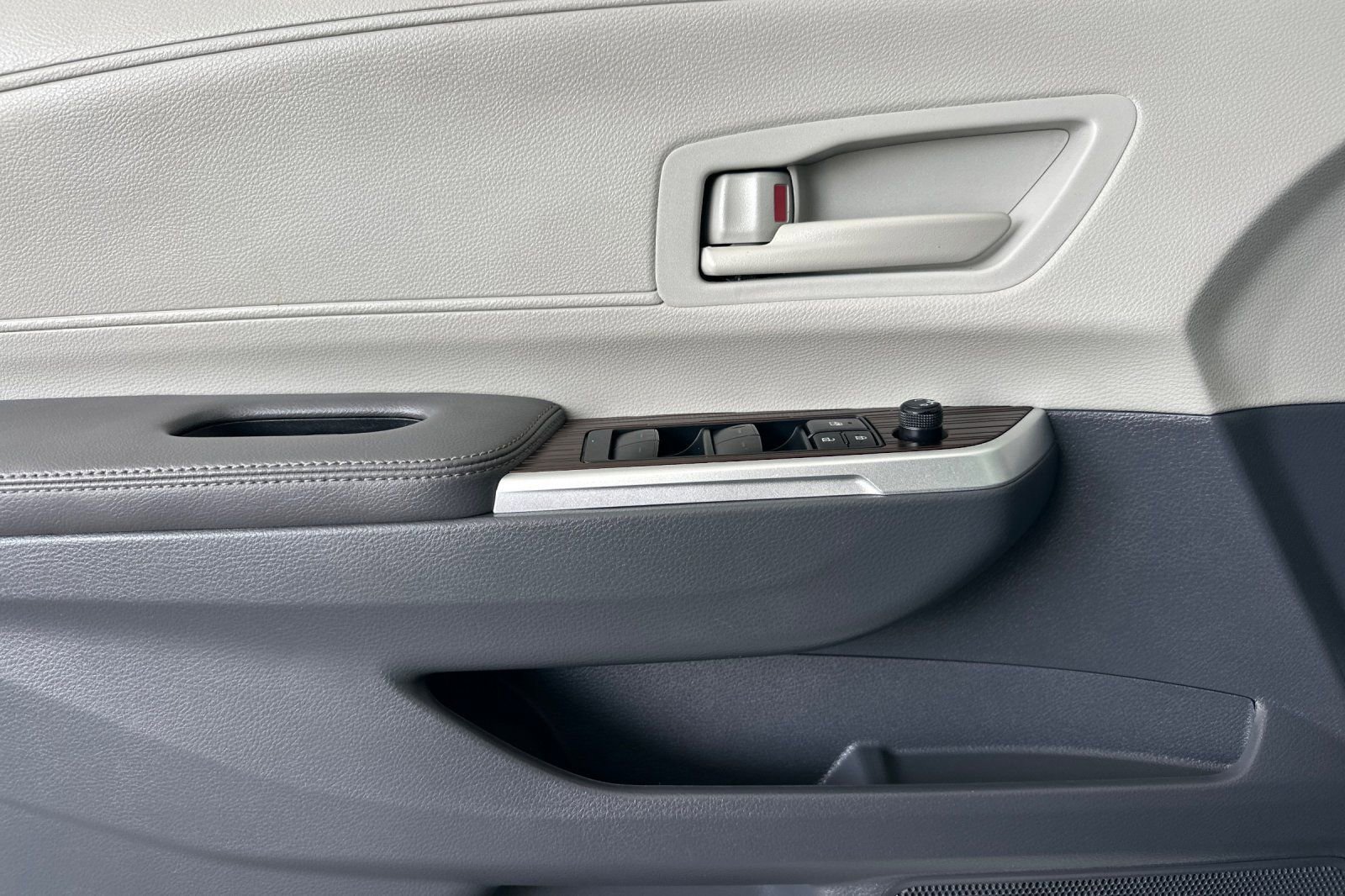Certified 2023 Toyota Sienna LE FWD image 11