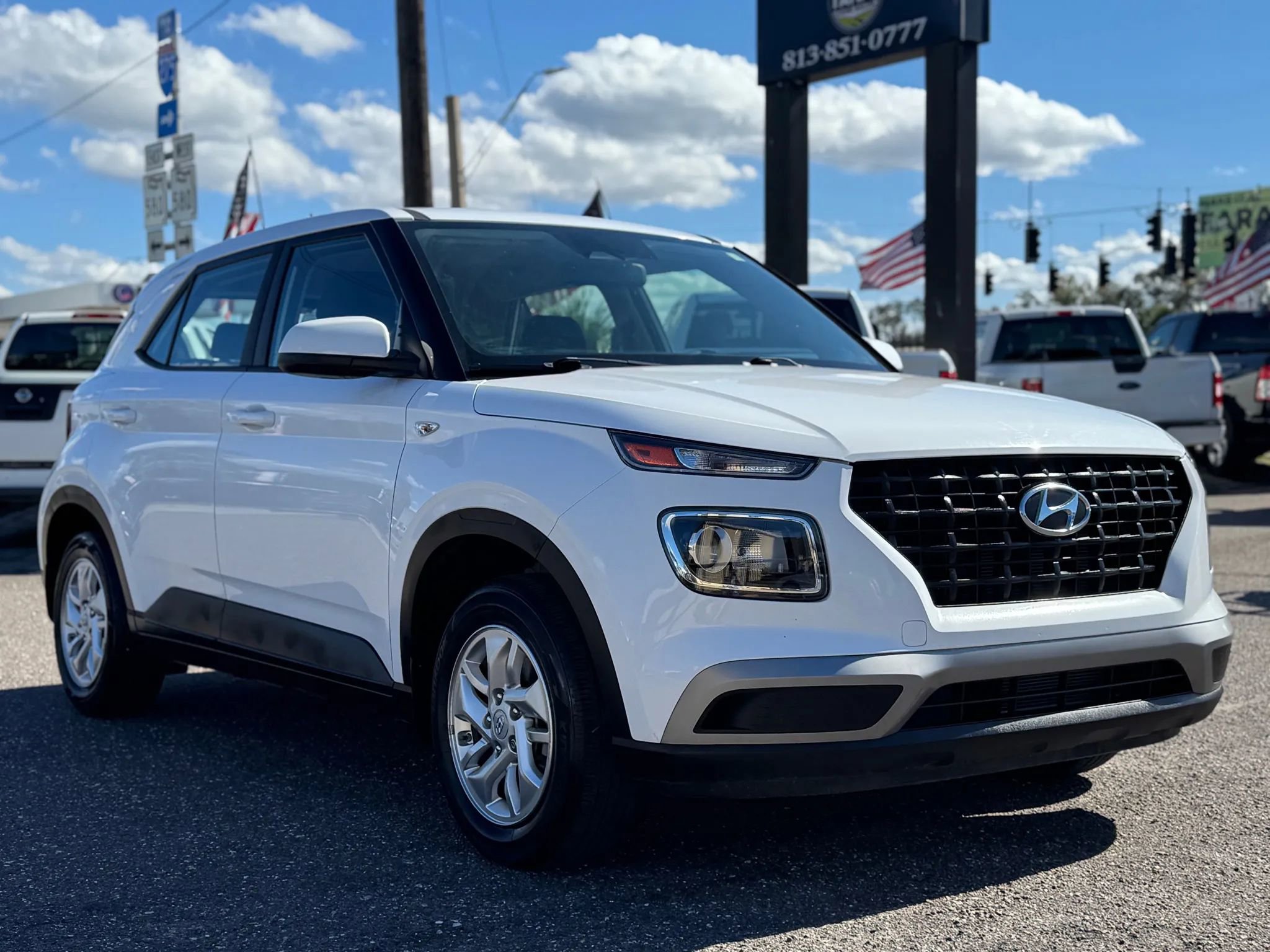 Used 2023 Hyundai Venue SE image 3