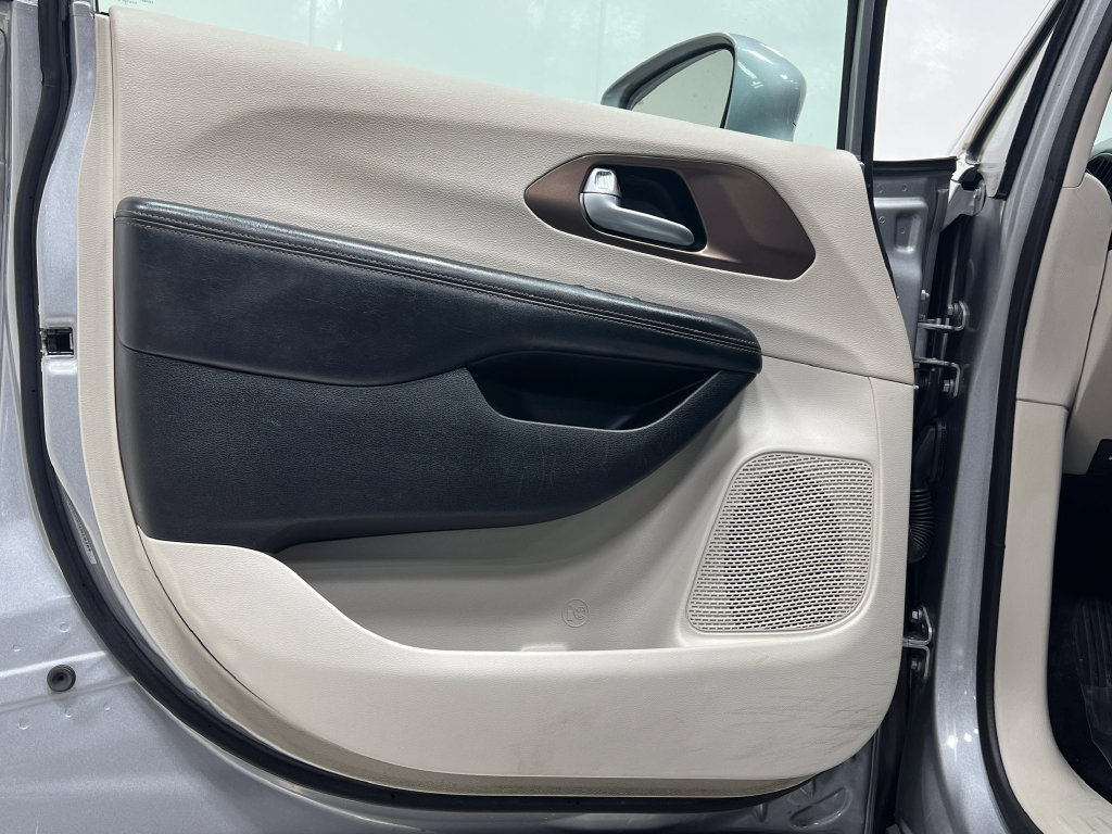 Used 2018 Chrysler Pacifica Touring-L FWD image 13