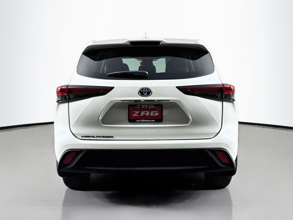 Used 2020 Toyota Highlander LE AWD/4WD image 4