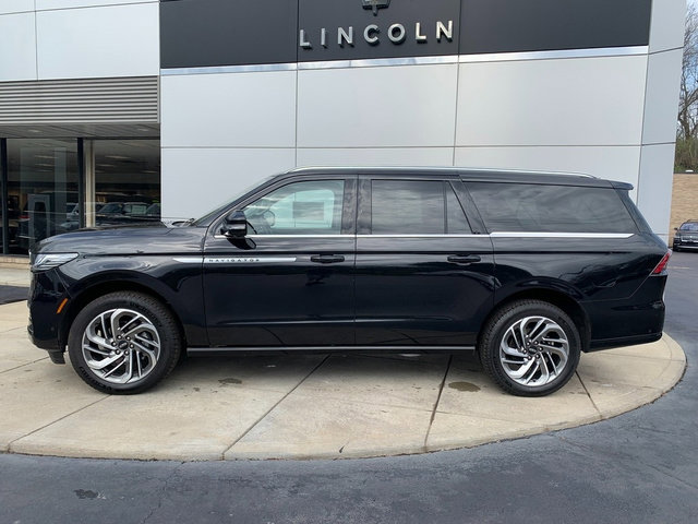 Certified 2025 Lincoln Navigator L Reserve AWD/4WD image 2