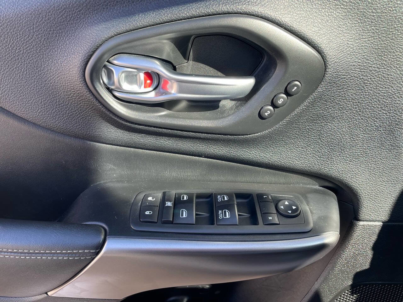 Used 2020 Jeep Cherokee Limited image 24