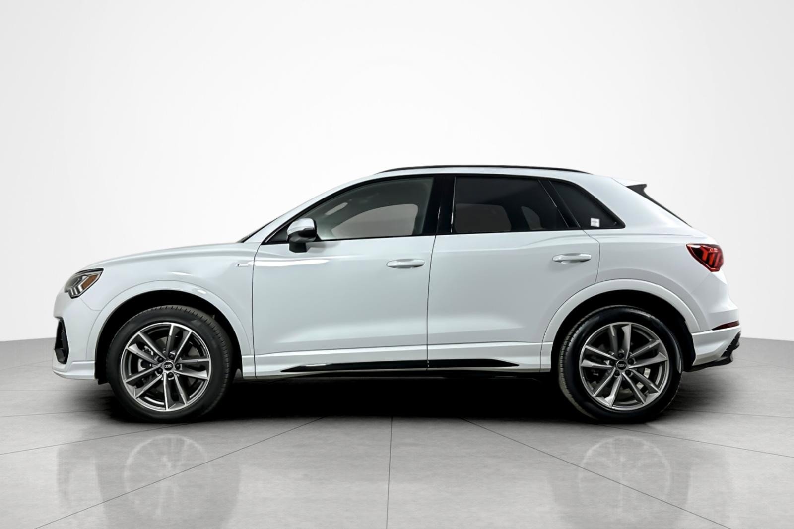 Used 2025 Audi Q3 2.0T Premium w/ Convenience Package image 2