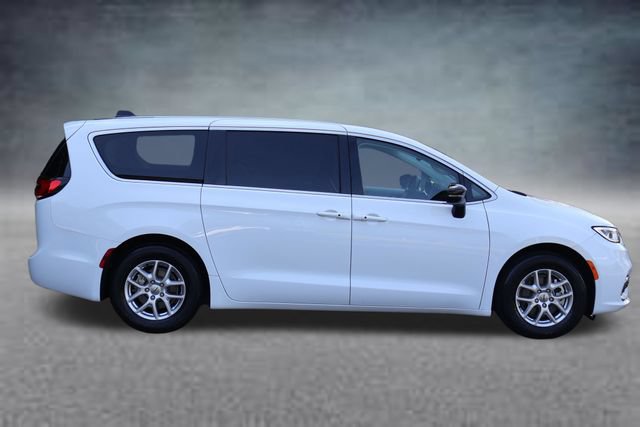 Used 2024 Chrysler Pacifica Touring-L FWD image 2
