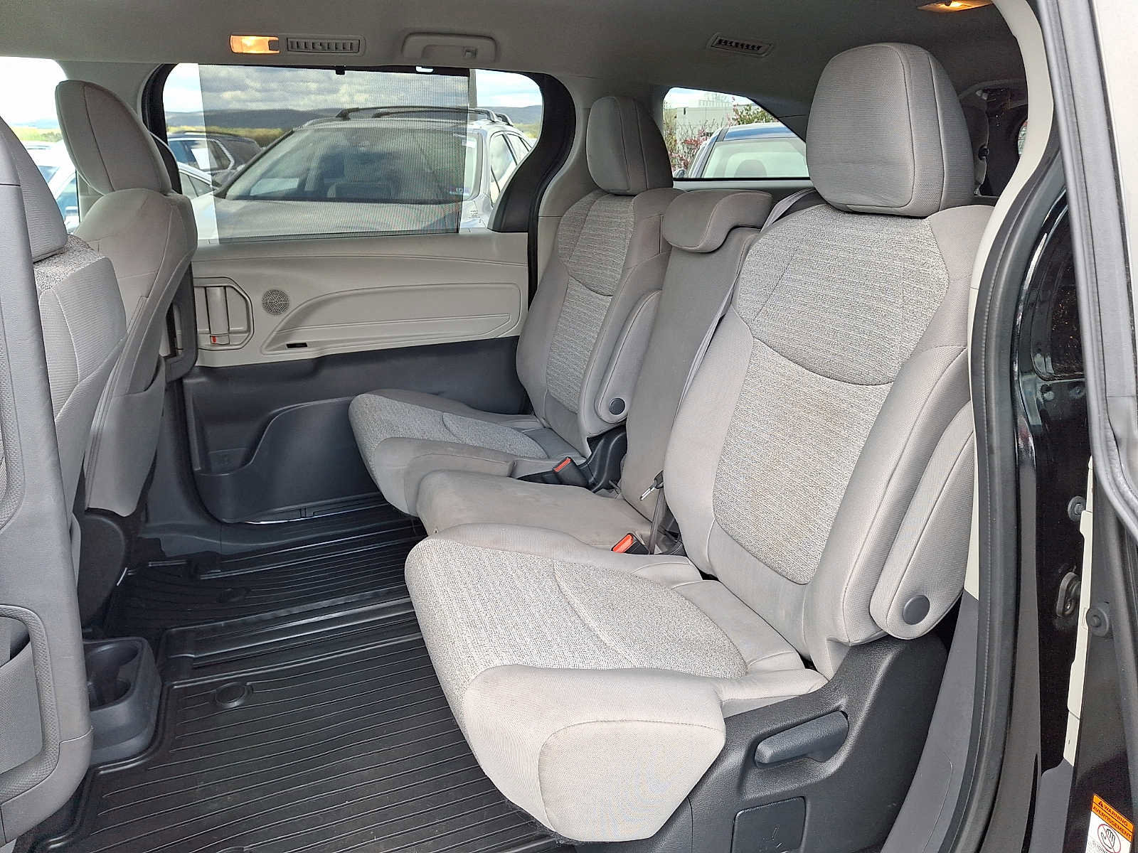 Used 2023 Toyota Sienna LE AWD/4WD image 7