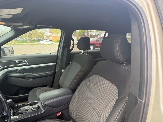 Used 2017 Ford Explorer XLT AWD/4WD image 4