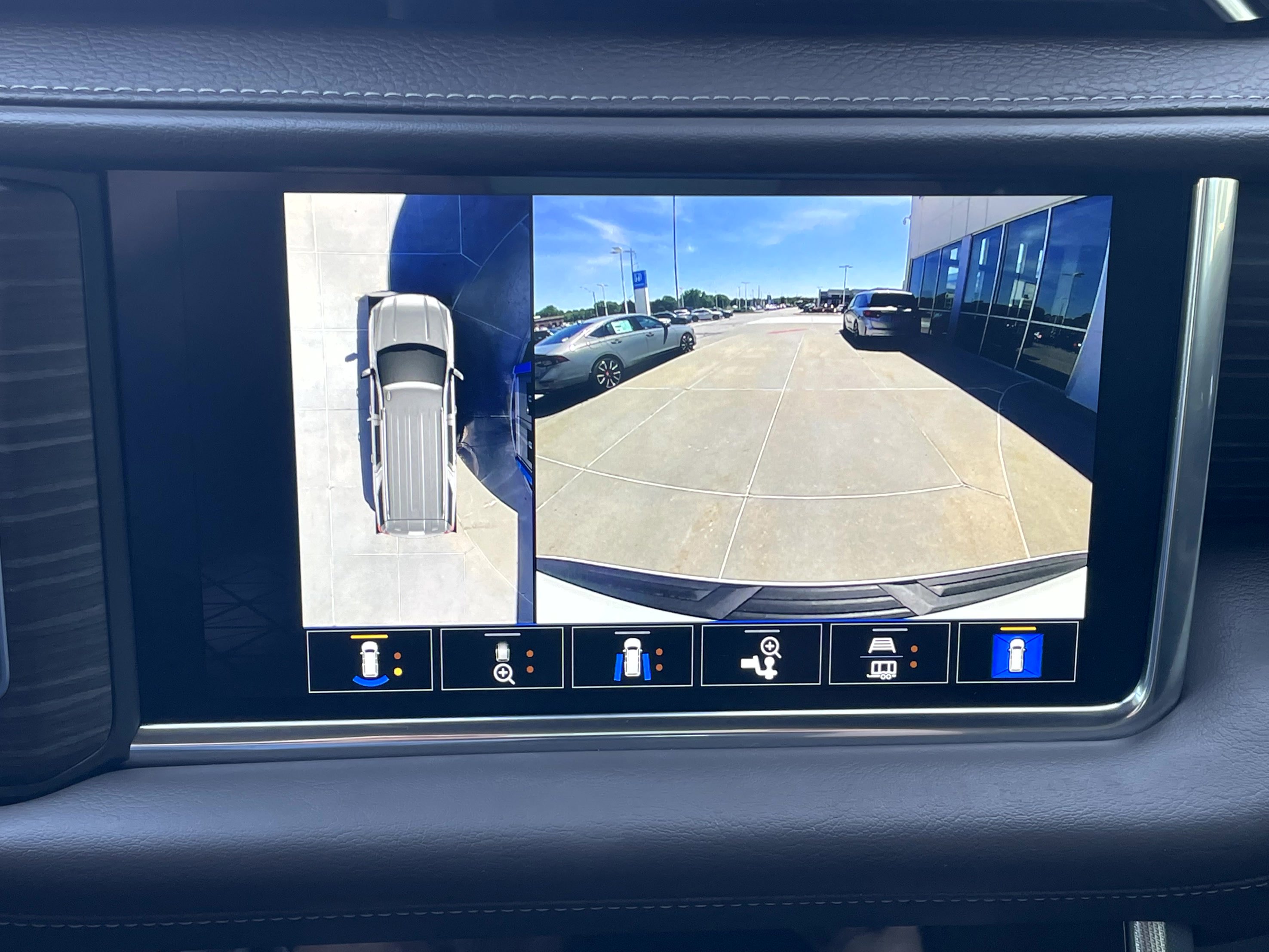 Used 2022 GMC Yukon Denali w/ Advanced Technology Package AWD/4WD image 18
