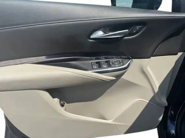 Used 2022 Cadillac XT4 Luxury w/ Cold Weather Package FWD image 11
