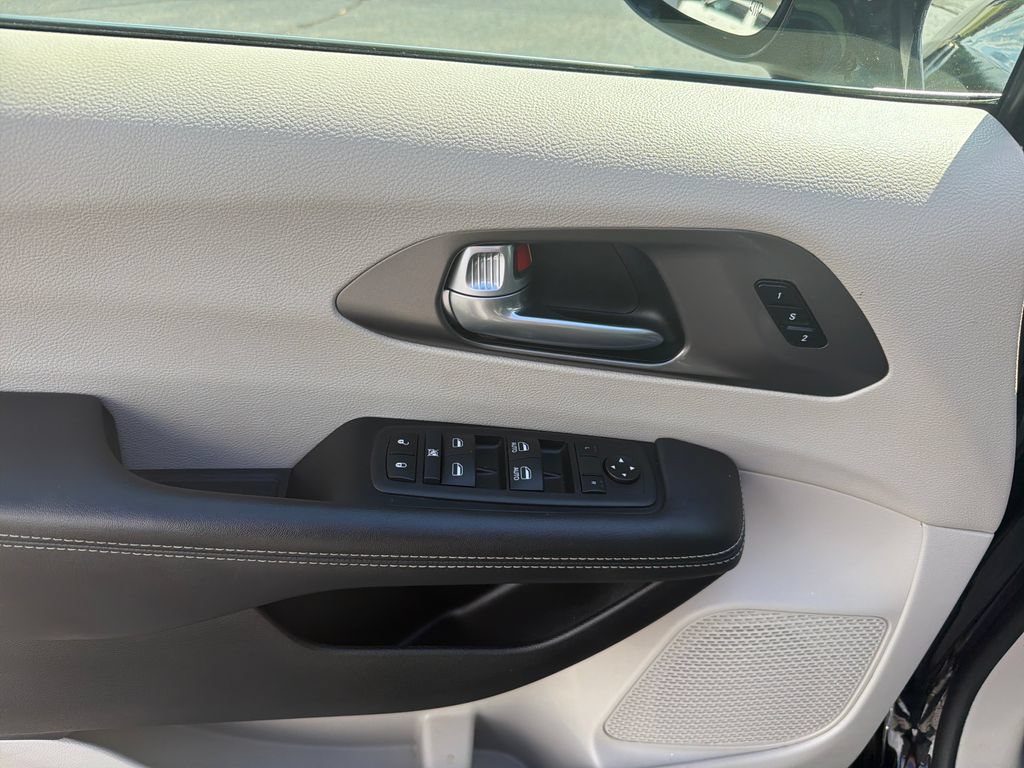 Used 2024 Chrysler Pacifica Touring-L FWD image 19