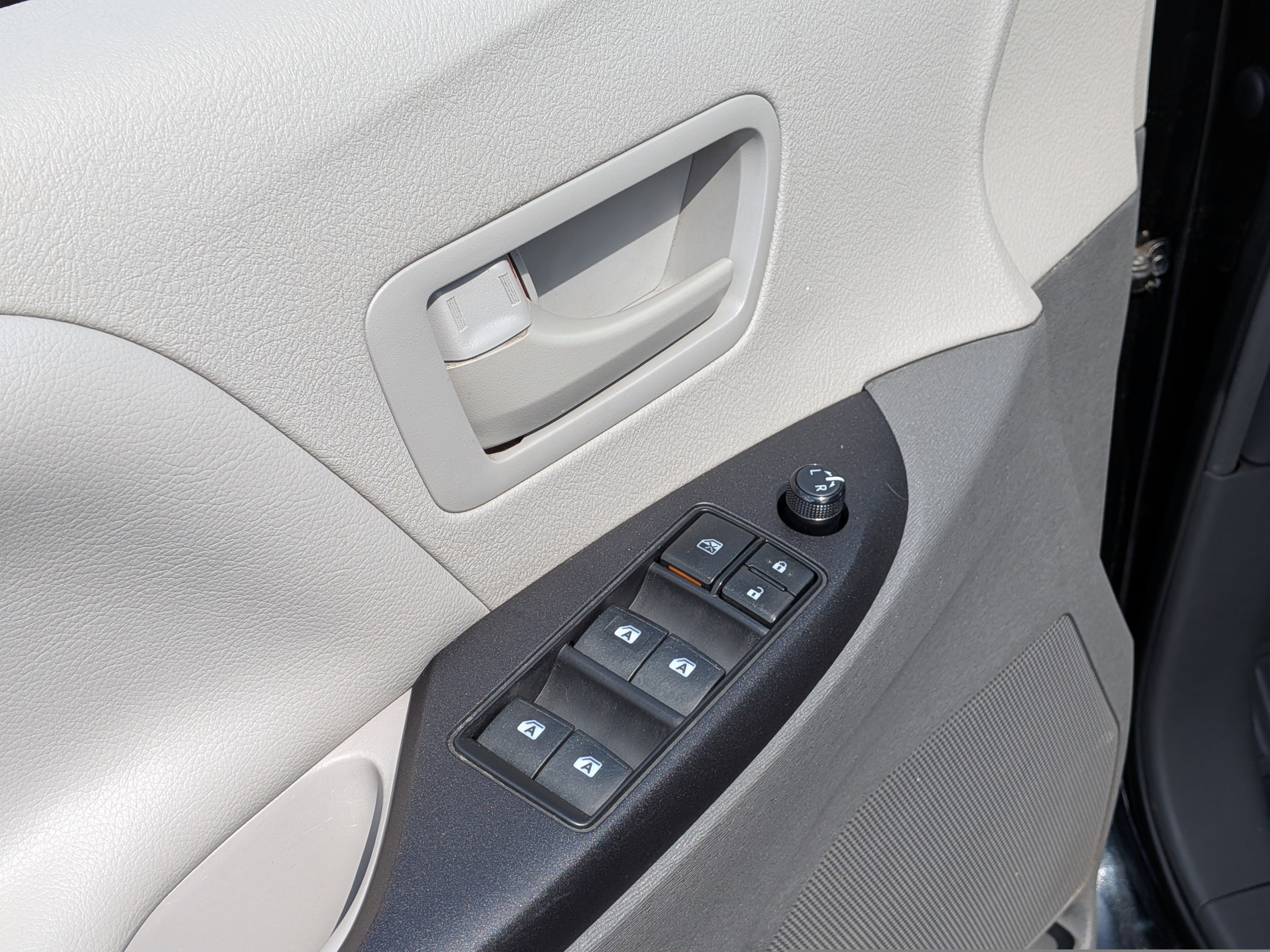 Used 2019 Toyota Sienna L w/ Carpet Mat Package FWD image 16