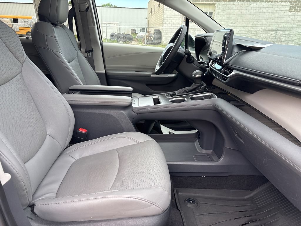 Used 2023 Toyota Sienna Limited AWD/4WD image 31