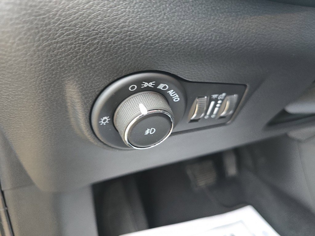 Used 2025 Jeep Compass Latitude image 21