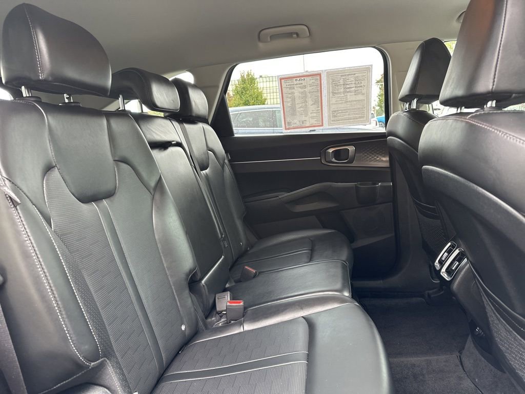 Used 2025 Kia Sorento S image 16