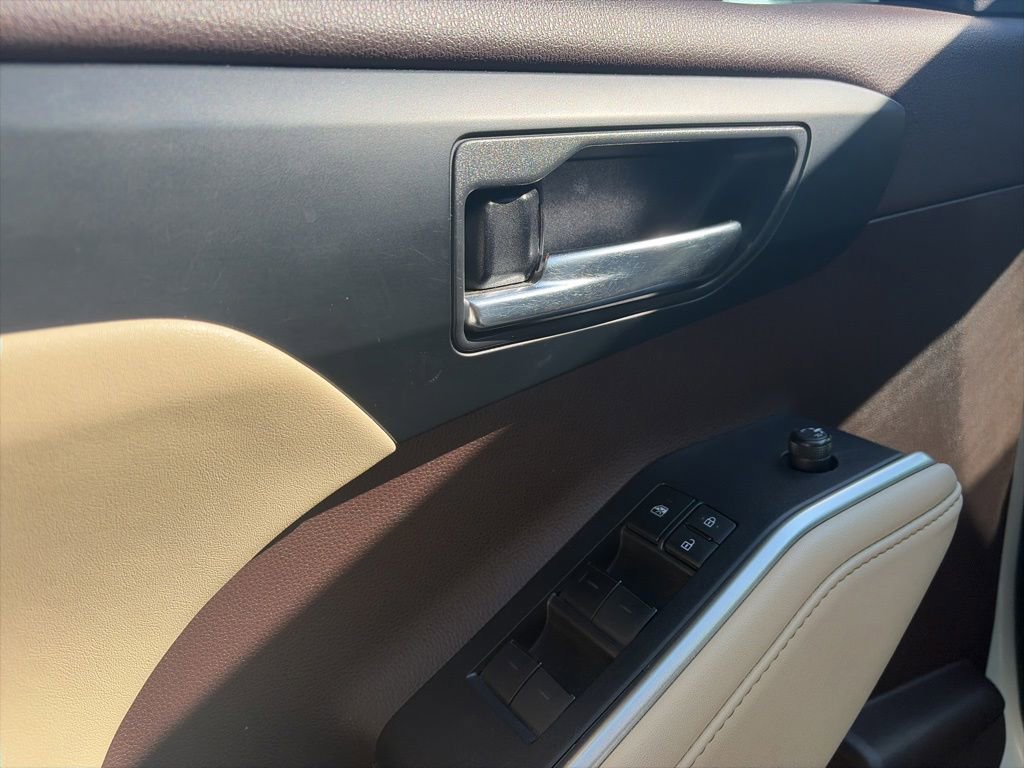 Used 2020 Toyota Highlander XLE AWD/4WD image 8