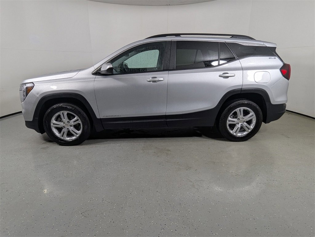 Used 2022 GMC Terrain SLE w/ Driver Convenience Package image 4