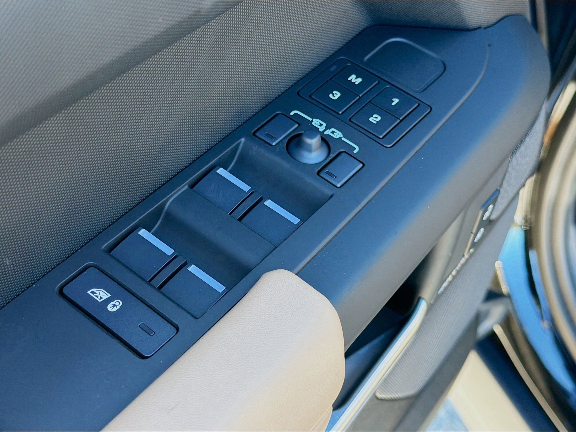 New 2026 Land Rover Defender 110 X-Dynamic SE image 21