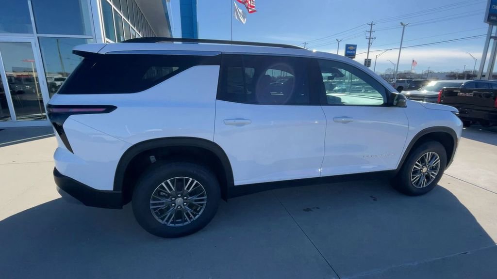 New 2026 Chevrolet Traverse LT w/ Driver Confidence Package AWD/4WD image 2