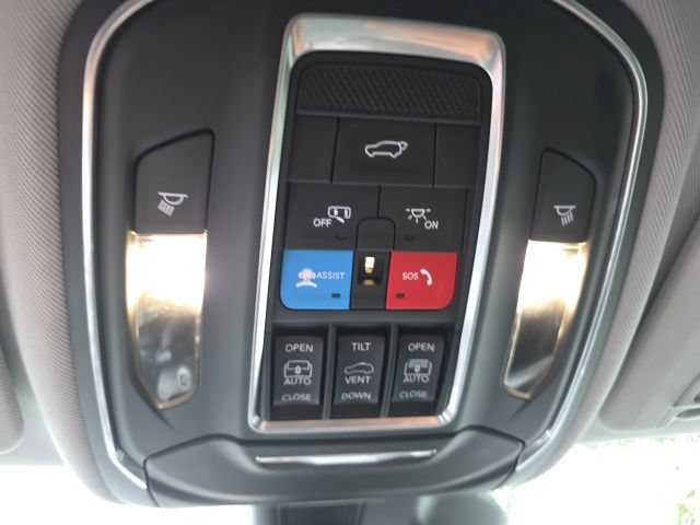 Used 2022 Jeep Grand Cherokee L Limited AWD/4WD image 13