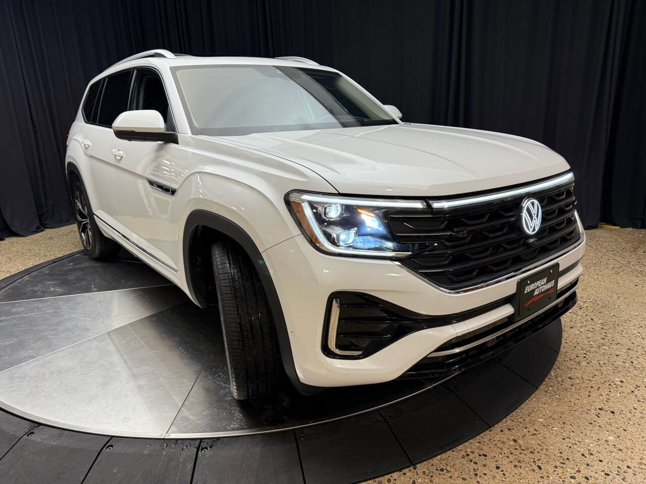 Used 2024 Volkswagen Atlas SEL Premium R-Line image 11