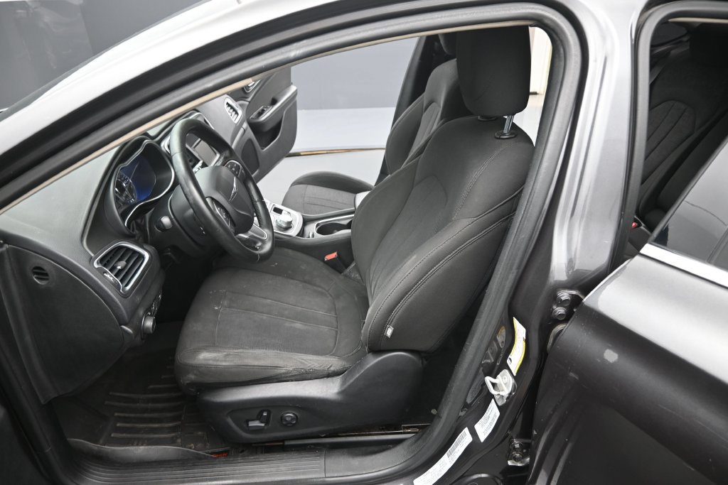 Used 2015 Chrysler 200 Limited w/ Convenience Group FWD image 21