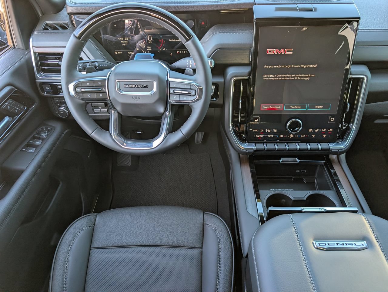New 2026 GMC Yukon XL Denali w/ Denali Reserve Package AWD/4WD image 9