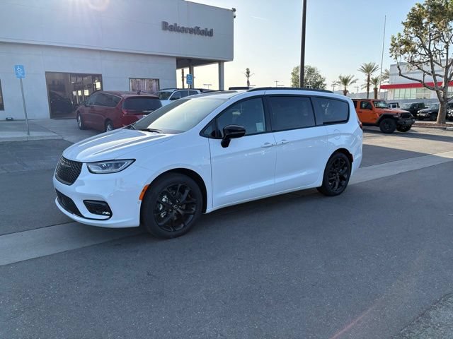 New 2026 Chrysler Pacifica Limited w/ Uconnect Theater Family Group FWD image 1