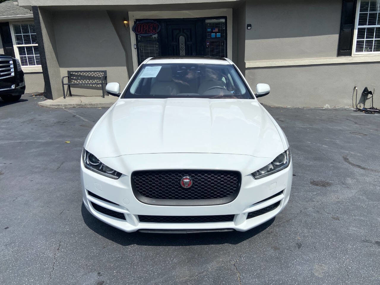 Used 2018 Jaguar XE Premium image 3