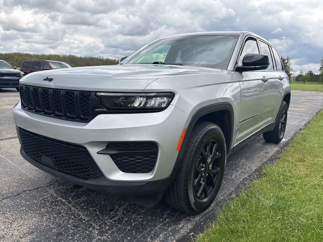 Used 2024 Jeep Grand Cherokee Altitude AWD/4WD image 7