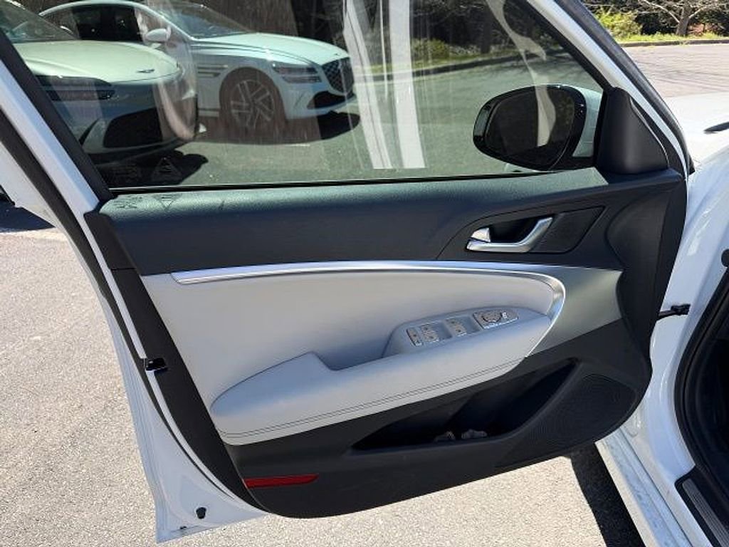 Used 2025 Genesis G70 2.5T image 3