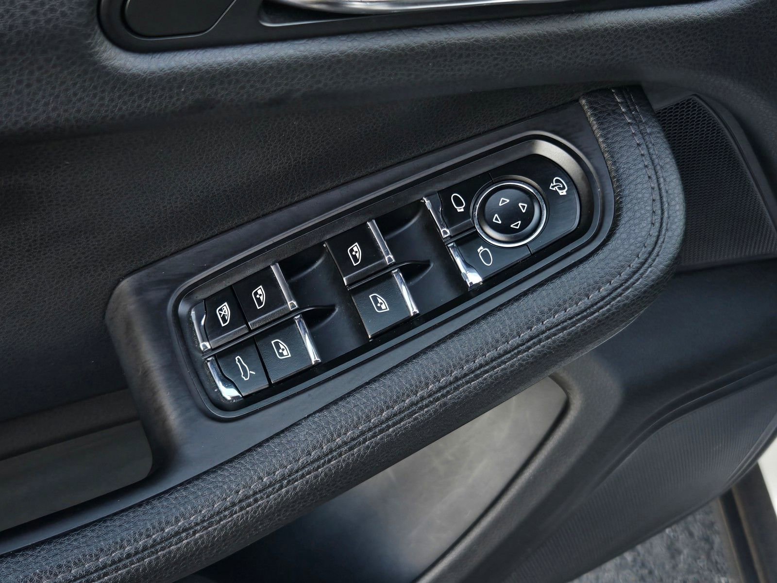 Used 2024 Porsche Macan image 10