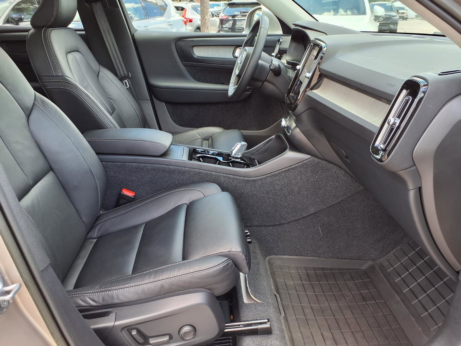 Certified 2023 Volvo XC40 B5 Plus w/ Driver Assist Package AWD/4WD image 11