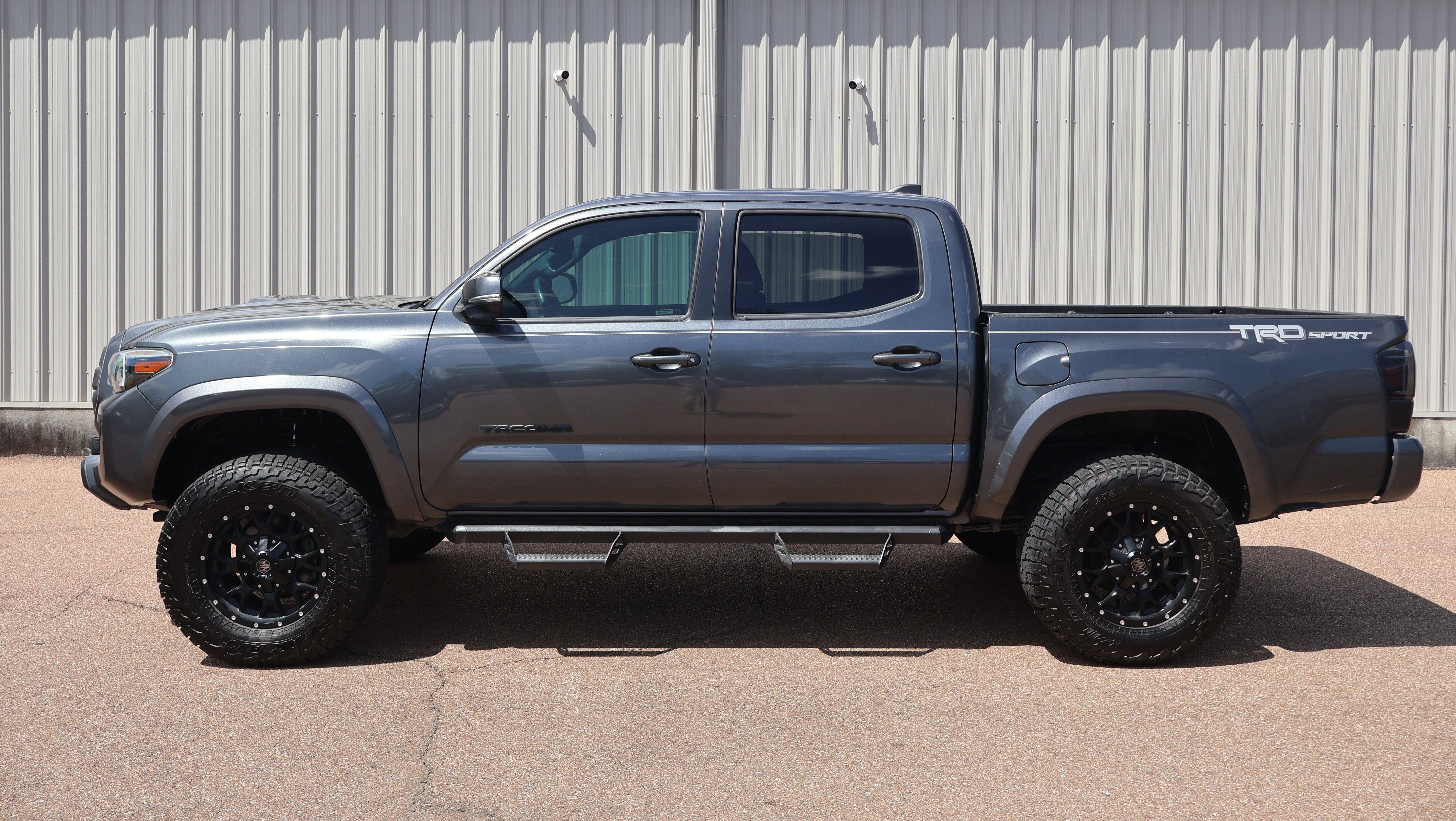 Used 2020 Toyota Tacoma TRD Sport w/ Technology Package RWD image 1