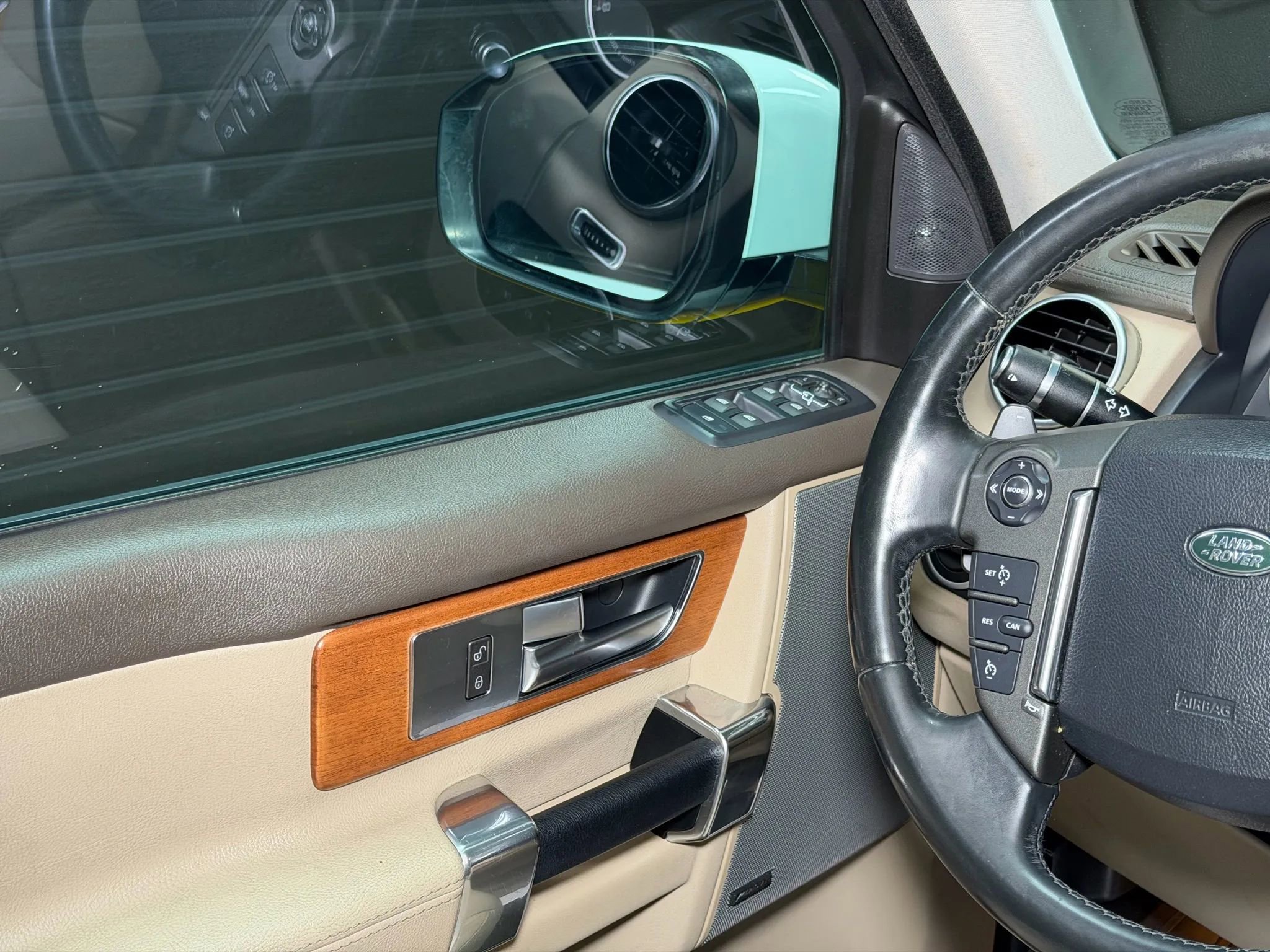 Used 2015 Land Rover LR4 HSE image 32