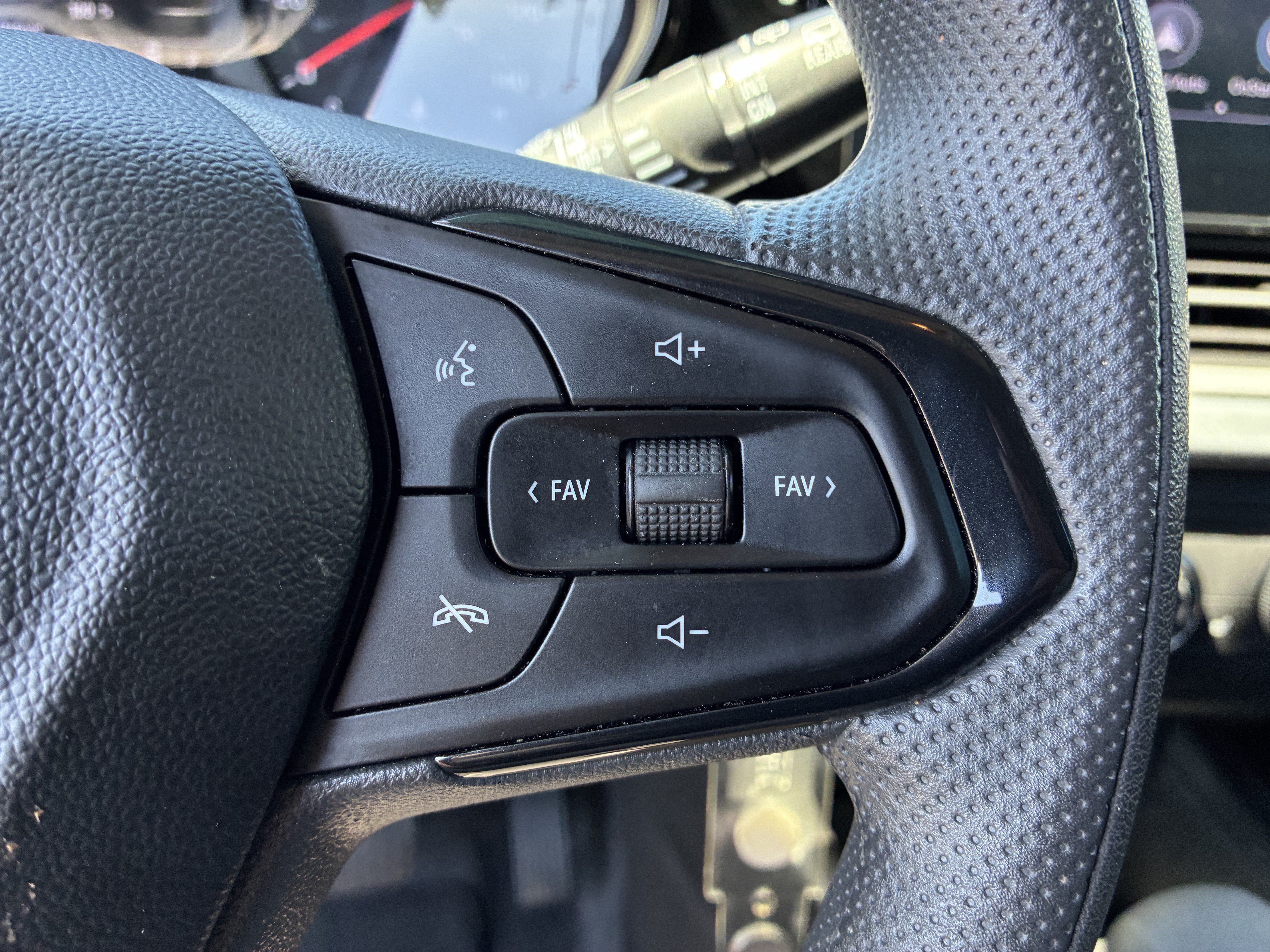 Used 2025 Chevrolet Trax LS w/ LS Convenience Package FWD image 27