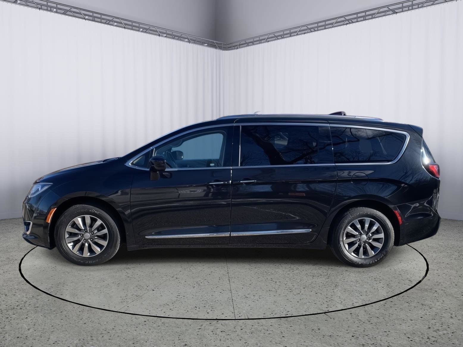 Used 2020 Chrysler Pacifica Touring-L Plus image 4