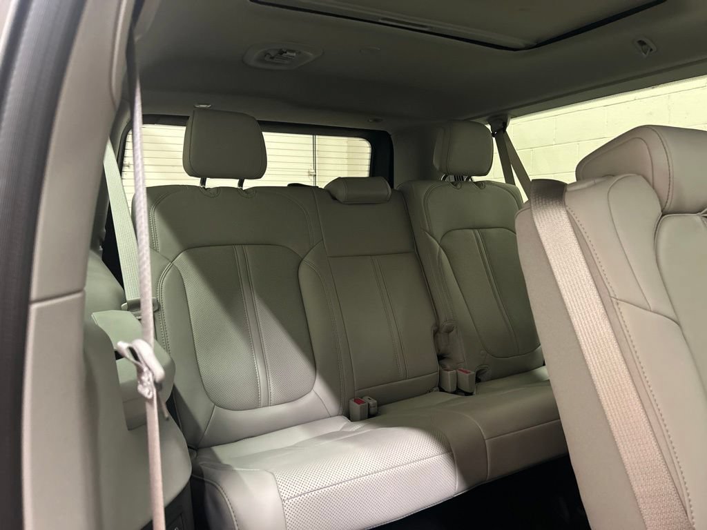 Used 2024 Jeep Wagoneer L Series III w/ Premium Group I AWD/4WD image 10