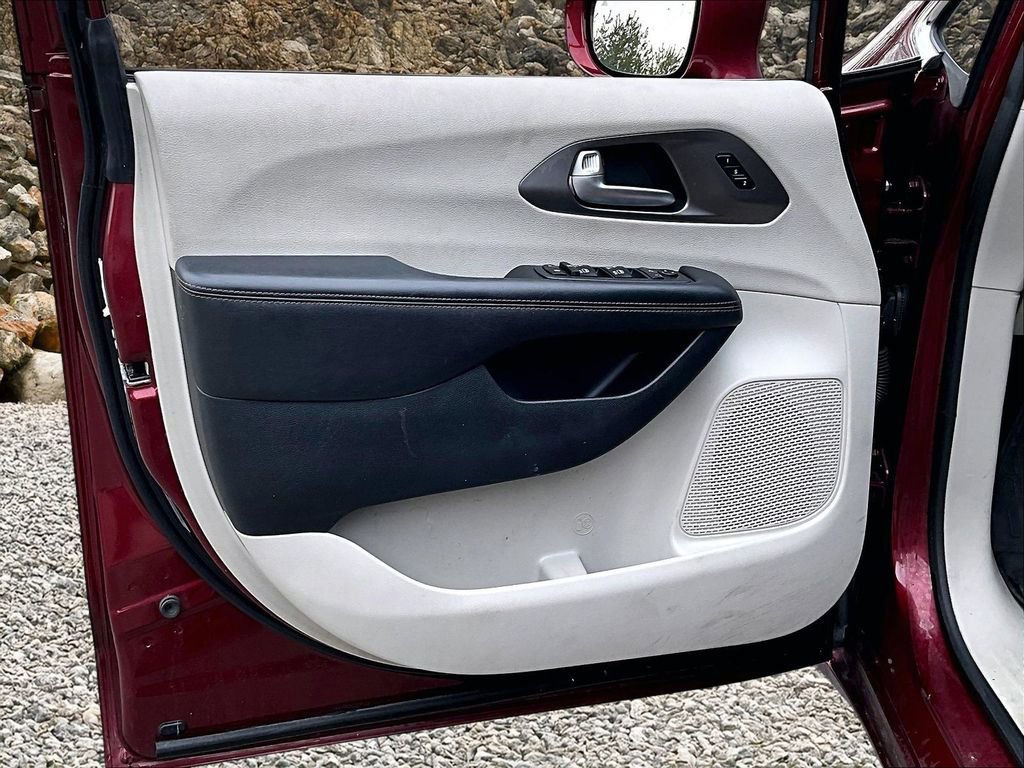 Used 2020 Chrysler Pacifica Touring-L image 20