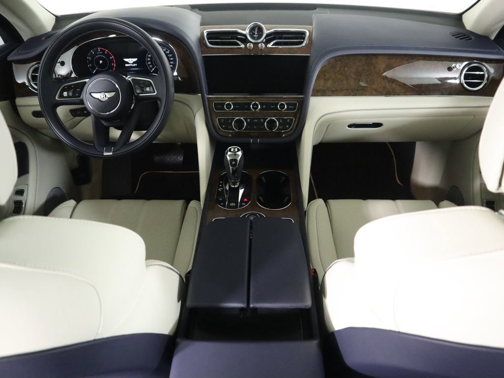 Used 2025 Bentley Bentayga image 13