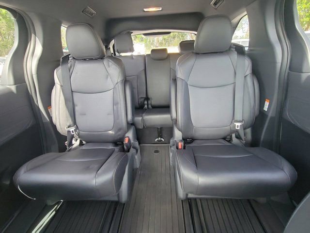 Used 2023 Toyota Sienna XLE Woodland Edition image 2