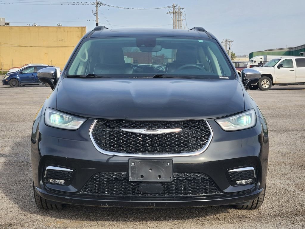Used 2023 Chrysler Pacifica Limited image 2