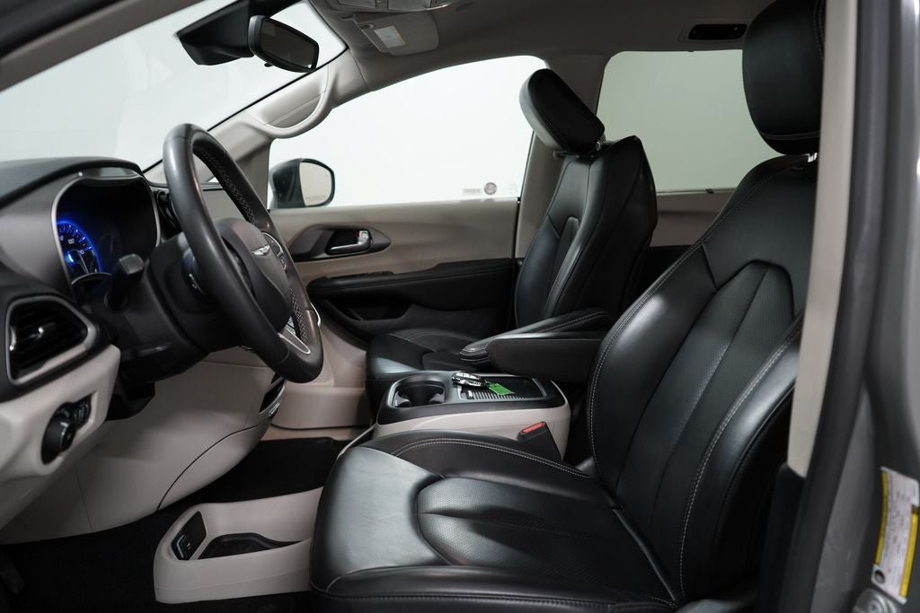 Used 2023 Chrysler Pacifica Touring-L FWD image 13
