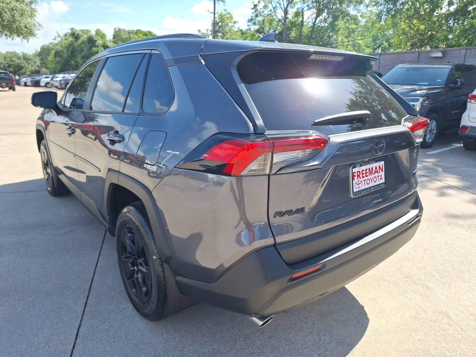 Used 2024 Toyota RAV4 XLE w/ Convenience Package FWD image 4