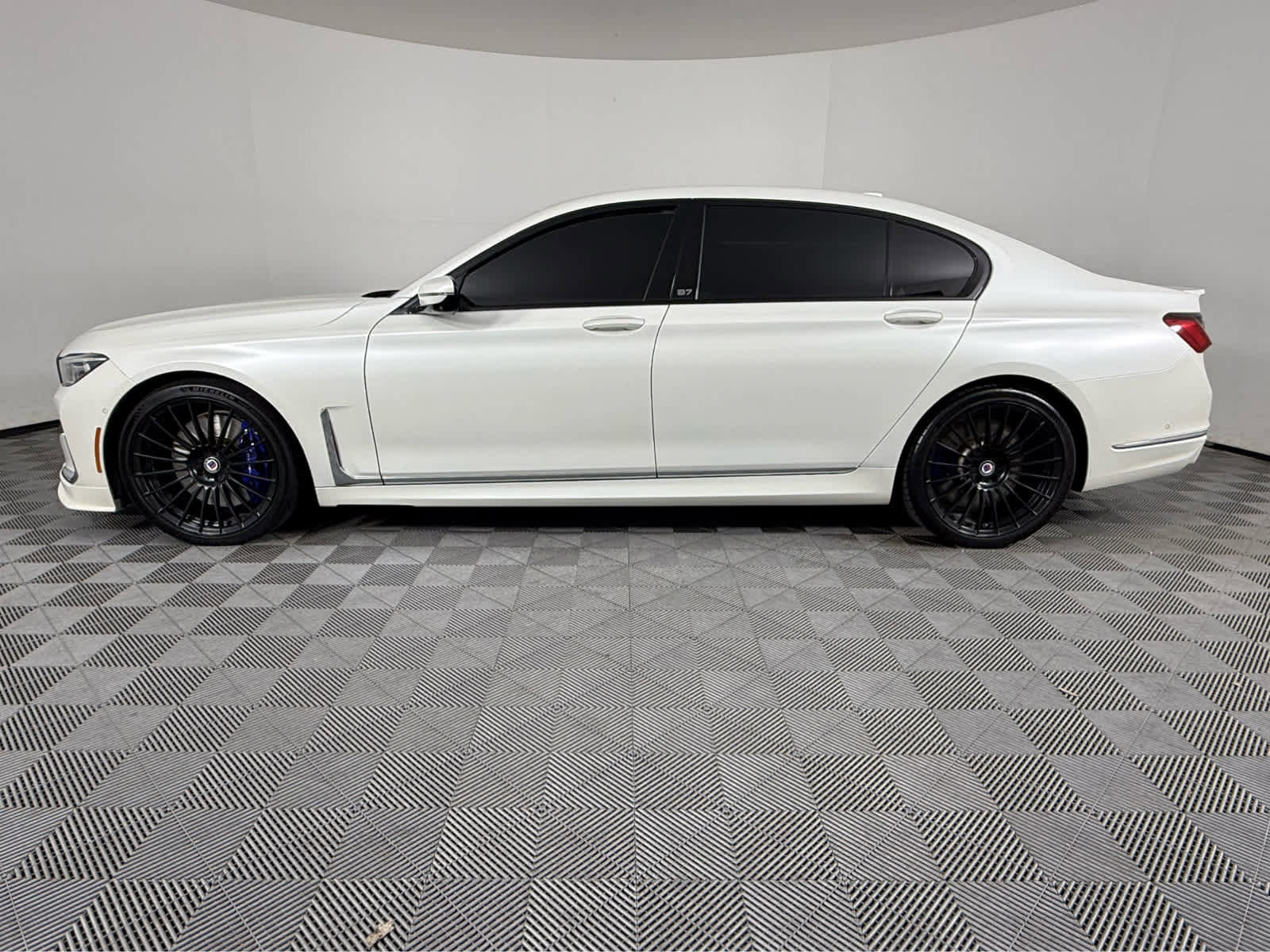 Certified 2022 BMW ALPINA B7 xDrive w/ Luxury Rear Seating Package image 6