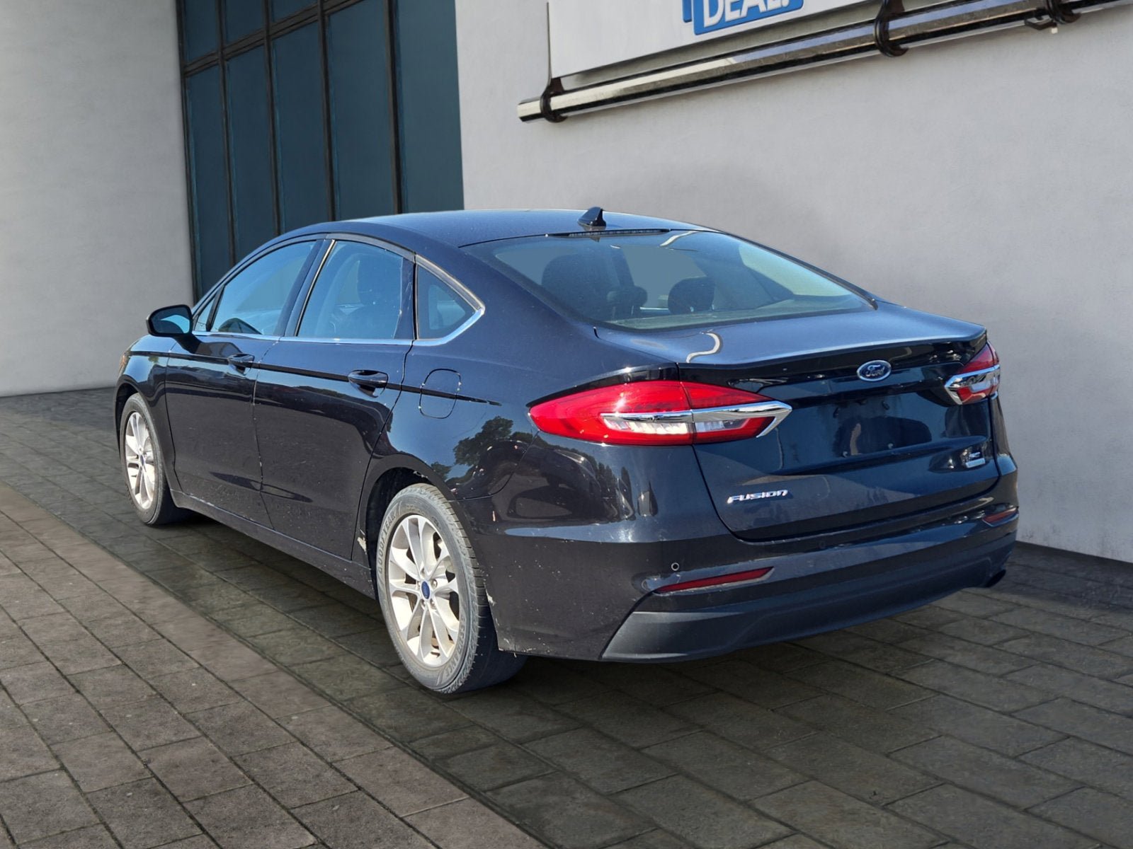 Used 2019 Ford Fusion SE FWD image 2