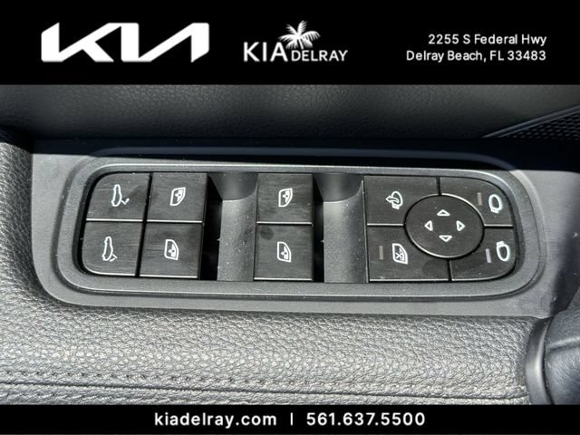 Used 2025 Porsche Cayenne AWD/4WD image 16